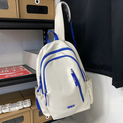 Pánsky ležérny batoh so zipsom a kľúčenkou