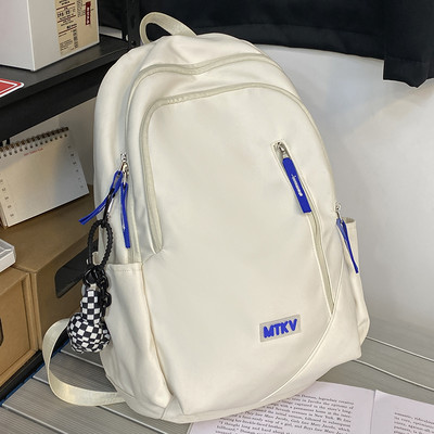 Pánsky ležérny batoh so zipsom a kľúčenkou