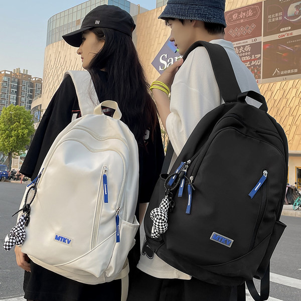 Pánsky ležérny batoh so zipsom a kľúčenkou