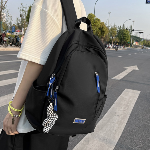 Pánsky ležérny batoh so zipsom a kľúčenkou