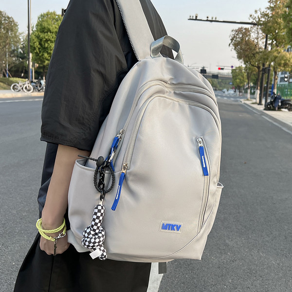 Pánsky ležérny batoh so zipsom a kľúčenkou