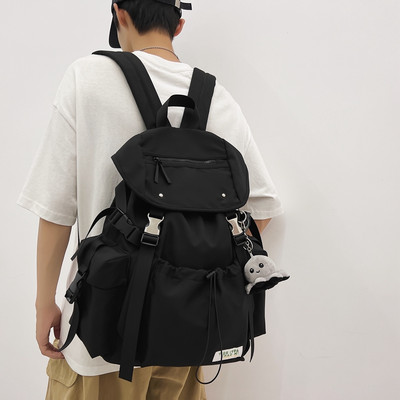 Pánsky športový batoh s kľúčenkou a predným vreckom so zaväzovaním