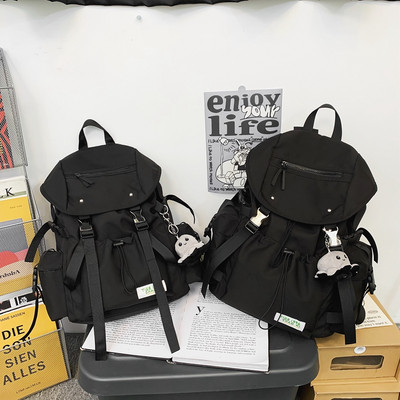 Pánsky športový batoh s kľúčenkou a predným vreckom so zaväzovaním