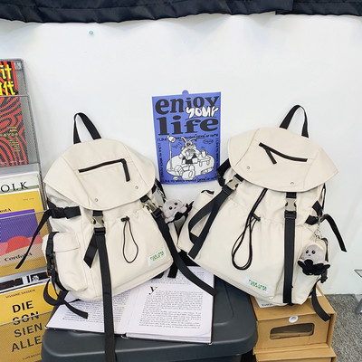 Pánsky športový batoh s kľúčenkou a predným vreckom so zaväzovaním