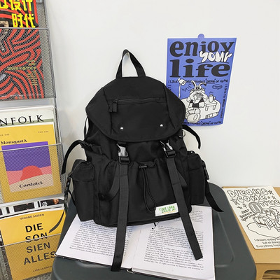 Pánsky športový batoh s kľúčenkou a predným vreckom so zaväzovaním