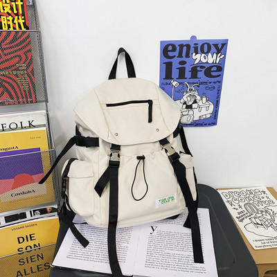 Pánsky športový batoh s kľúčenkou a predným vreckom so zaväzovaním