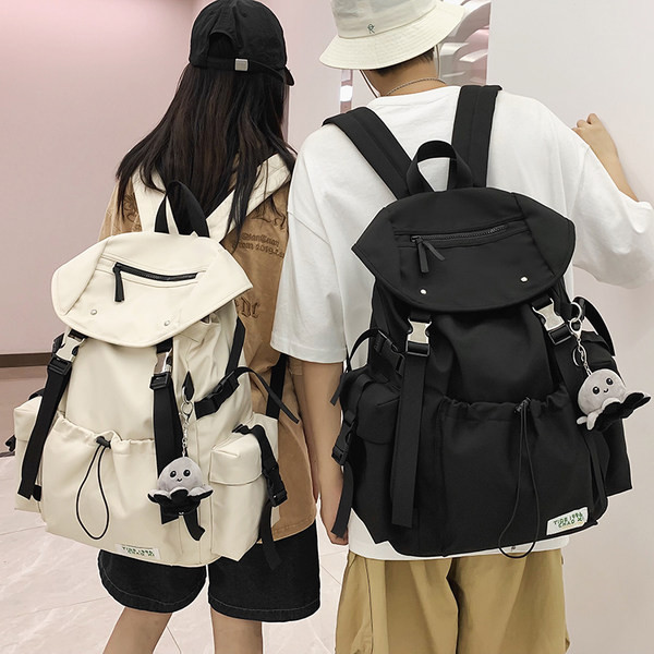 Pánsky športový batoh s kľúčenkou a predným vreckom so zaväzovaním