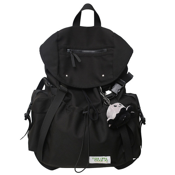 Pánsky športový batoh s kľúčenkou a predným vreckom so zaväzovaním