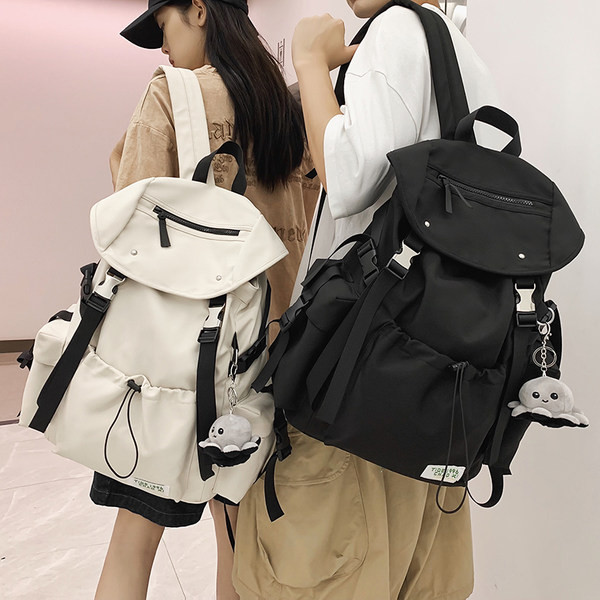 Pánsky športový batoh s kľúčenkou a predným vreckom so zaväzovaním