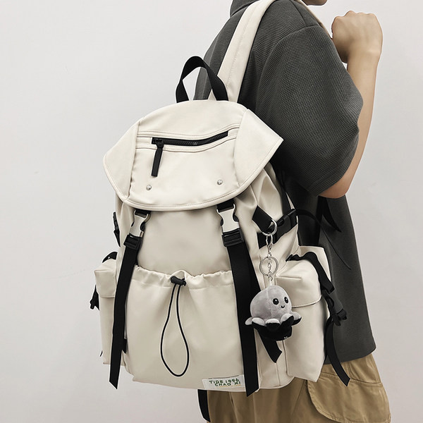 Pánsky športový batoh s kľúčenkou a predným vreckom so zaväzovaním