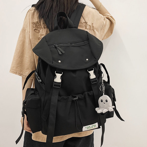 Pánsky športový batoh s kľúčenkou a predným vreckom so zaväzovaním