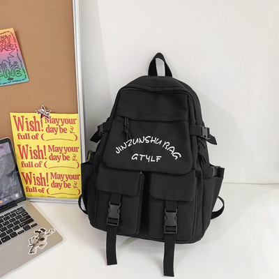 Pánsky batoh s ozdobnou retiazkou a nápisom