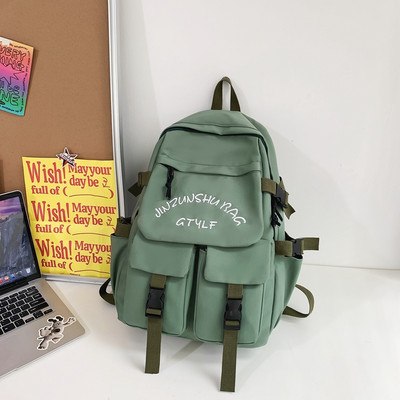 Pánsky batoh s ozdobnou retiazkou a nápisom