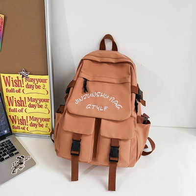 Pánsky batoh s ozdobnou retiazkou a nápisom