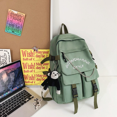 Pánsky batoh s ozdobnou retiazkou a nápisom