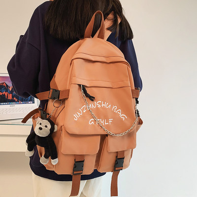 Pánsky batoh s ozdobnou retiazkou a nápisom