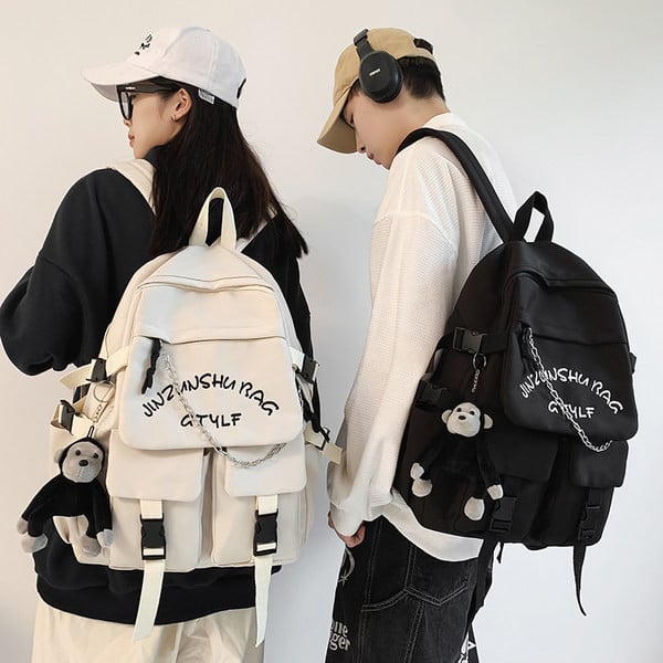 Pánsky batoh s ozdobnou retiazkou a nápisom