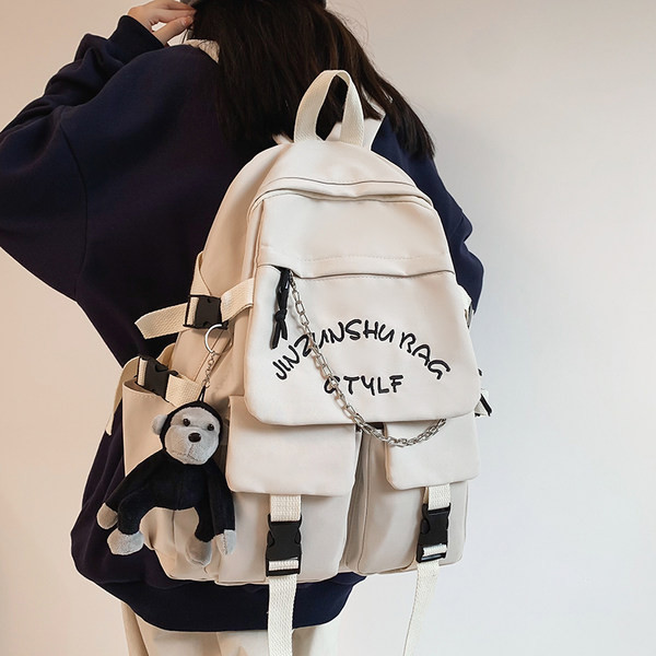 Pánsky batoh s ozdobnou retiazkou a nápisom