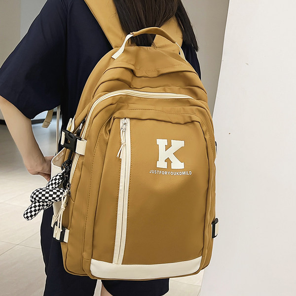 Moderný pánsky batoh s nápisom a 3D prvkom