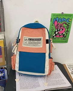 Ruksak sa privjeskom za ključeve i natpisom