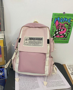 Ruksak sa privjeskom za ključeve i natpisom