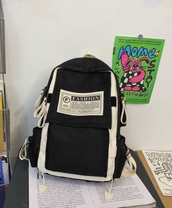 Ruksak sa privjeskom za ključeve i natpisom