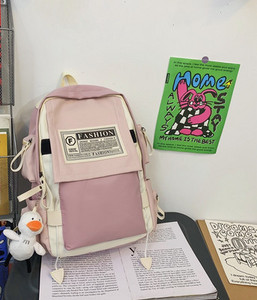 Ruksak sa privjeskom za ključeve i natpisom