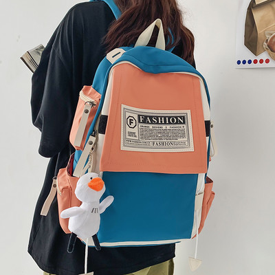 Ruksak sa privjeskom za ključeve i natpisom