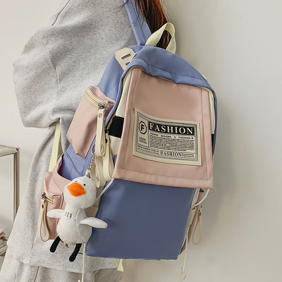 Ruksak sa privjeskom za ključeve i natpisom