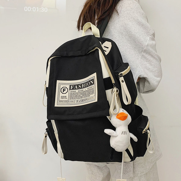 Ruksak sa privjeskom za ključeve i natpisom