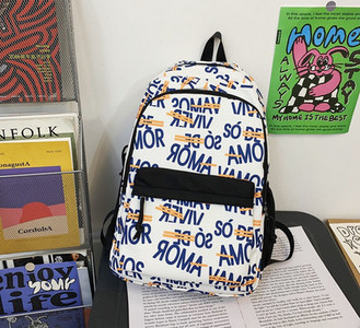 Nový model textilného batohu s nápisom a zapínaním na zips