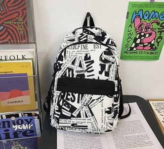 Nový model textilného batohu s nápisom a zapínaním na zips