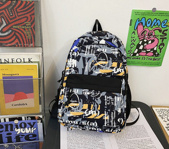 Nový model textilného batohu s nápisom a zapínaním na zips