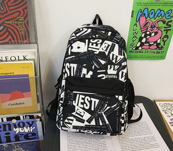 Nový model textilného batohu s nápisom a zapínaním na zips