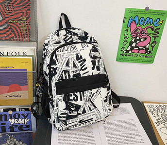 Nový model textilného batohu s nápisom a zapínaním na zips