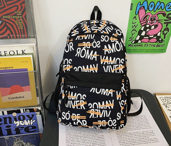 Nový model textilného batohu s nápisom a zapínaním na zips