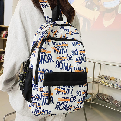 Nový model textilného batohu s nápisom a zapínaním na zips