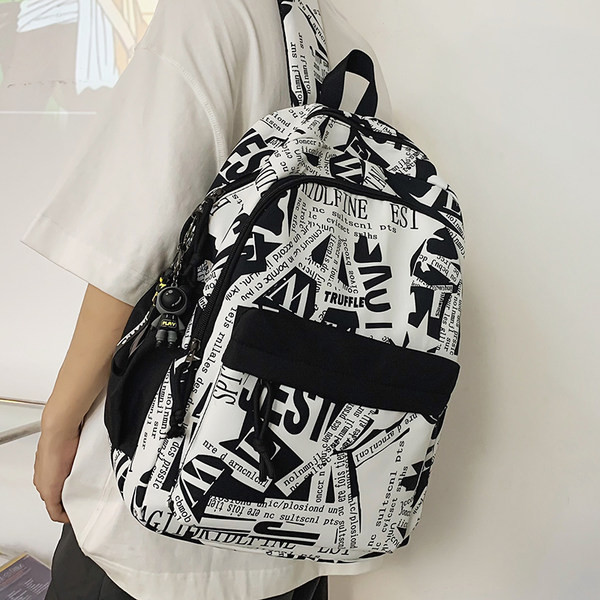 Nový model textilného batohu s nápisom a zapínaním na zips