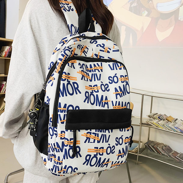 Nový model textilného batohu s nápisom a zapínaním na zips