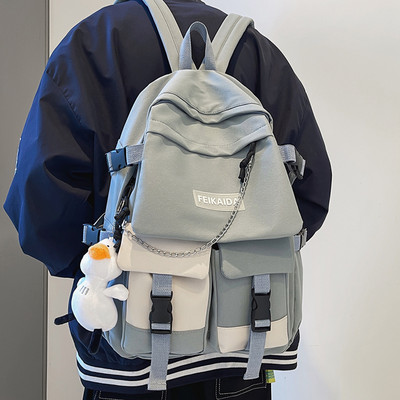 Férfi hátizsák elülső zsebek felirattal és fémlánccal