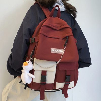 Férfi hátizsák elülső zsebek felirattal és fémlánccal