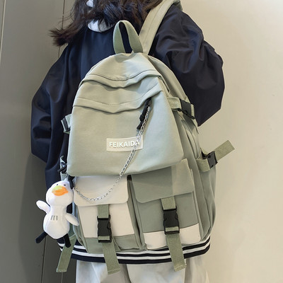 Férfi hátizsák elülső zsebek felirattal és fémlánccal