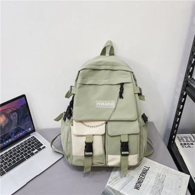 Férfi hátizsák elülső zsebek felirattal és fémlánccal