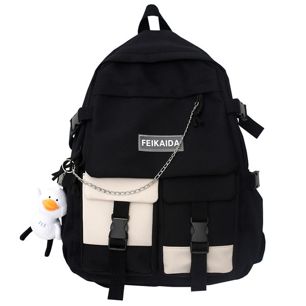 Férfi hátizsák elülső zsebek felirattal és fémlánccal