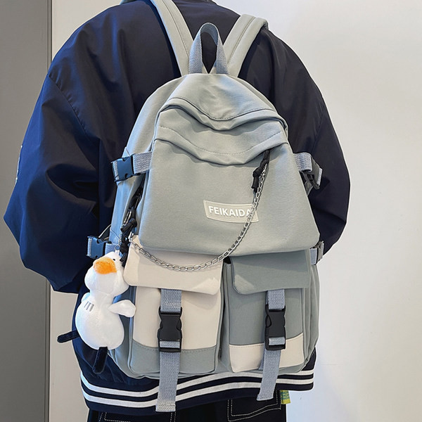 Férfi hátizsák elülső zsebek felirattal és fémlánccal