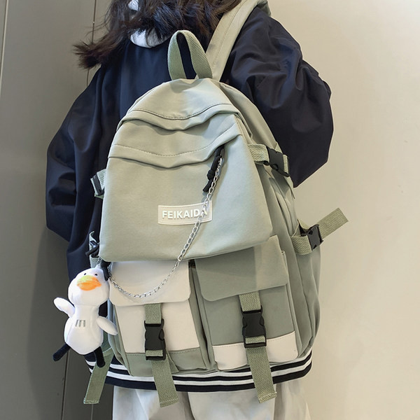 Férfi hátizsák elülső zsebek felirattal és fémlánccal