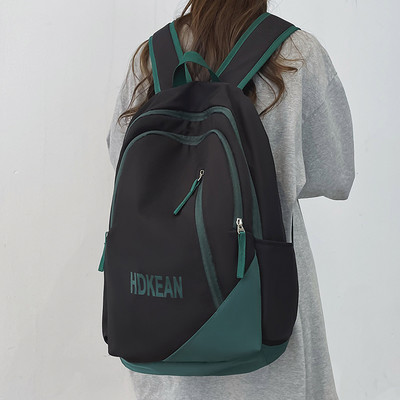 Muški ruksak sa patentnim zatvaračima i natpisom