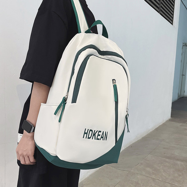 Muški ruksak sa patentnim zatvaračima i natpisom