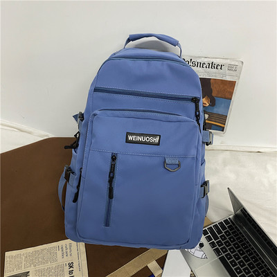 Ležérny pánsky batoh s nápisom a 3D prvkom