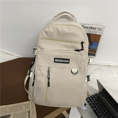 Ležérny pánsky batoh s nápisom a 3D prvkom